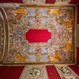 Sul soffitto uomini e donne semi vestiti...